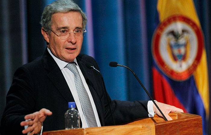 Ex presidente colombiano &Aacute;lvaro Uribe anuncia que ser&aacute; privado de su libertad