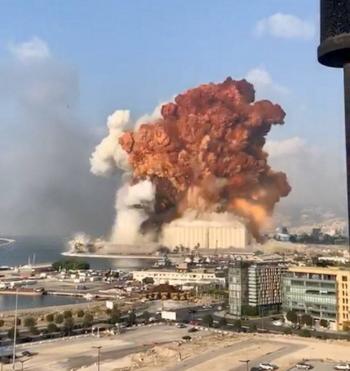 Video: Fuerte explosi&oacute;n en almac&eacute;n, sacude toda la ciudad de Beirut