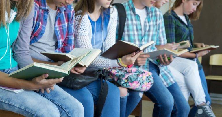 OMS advierte que reabrir escuelas en zonas con alto nivel de contagios es arriesgado