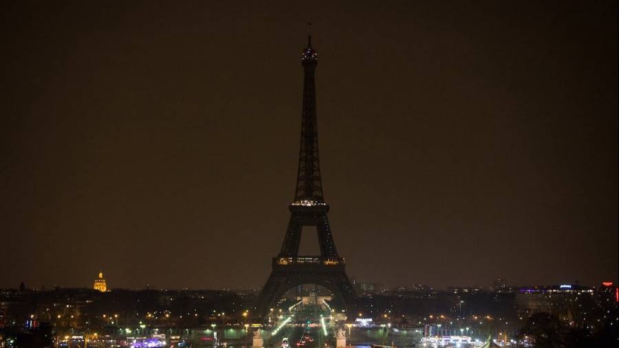 Paris apagará las luces de la Torre Eiffel en homenaje a las víctimas de Beirut