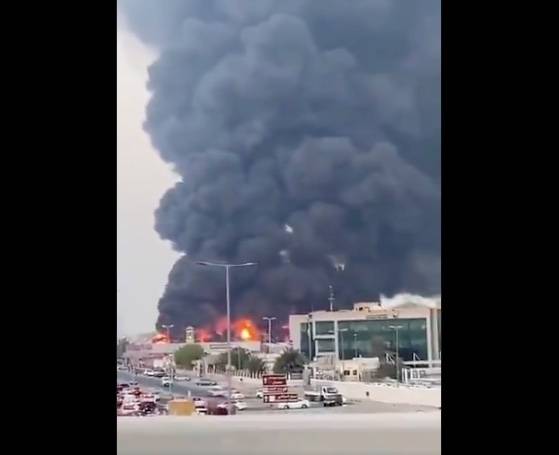 Fuerte incendio se produce en un mercado de los Emiratos Árabes Unidos