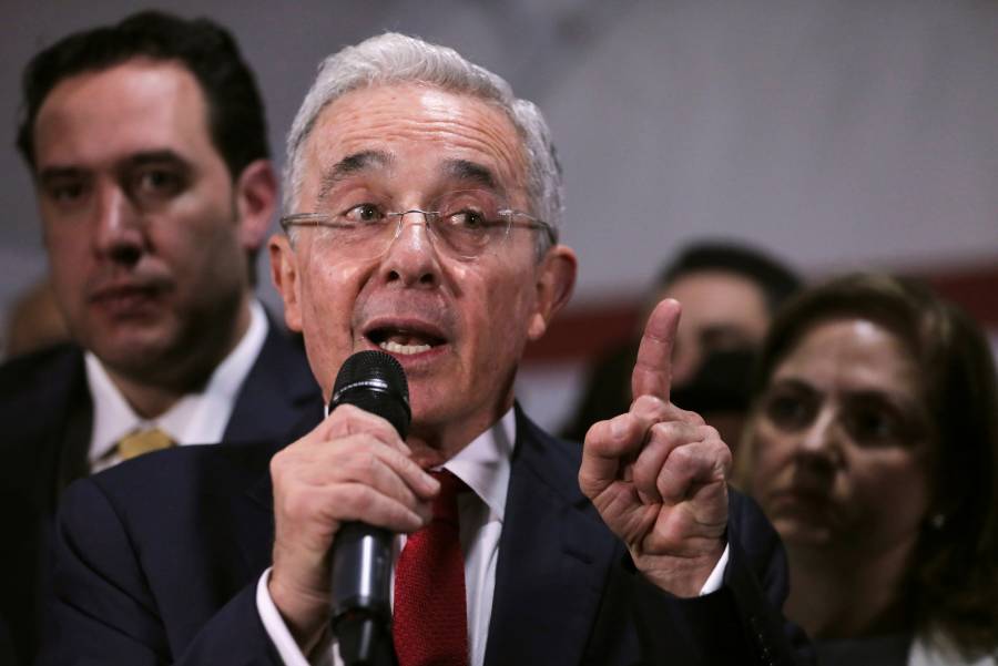 Tras detención, Álvaro Uribe da positivo a Covid-19
