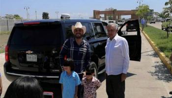 “El Komander” se toma foto con AMLO en Culiac&aacute;n