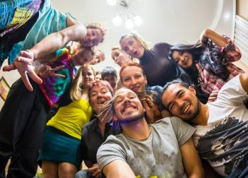 ¿Realmente necesitan ir de fiesta?: OMS cuestiona a j&oacute;venes del mundo