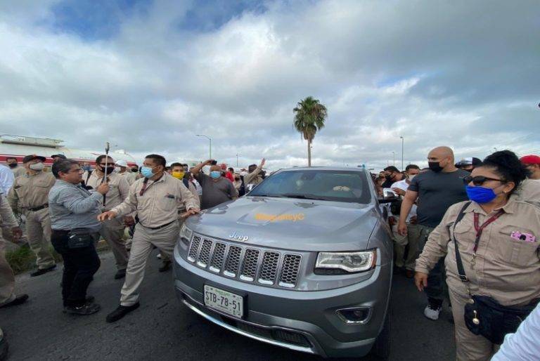 Por clausura simbólica en Cadereyta, trabajadores de Pemex corren a Samuel García