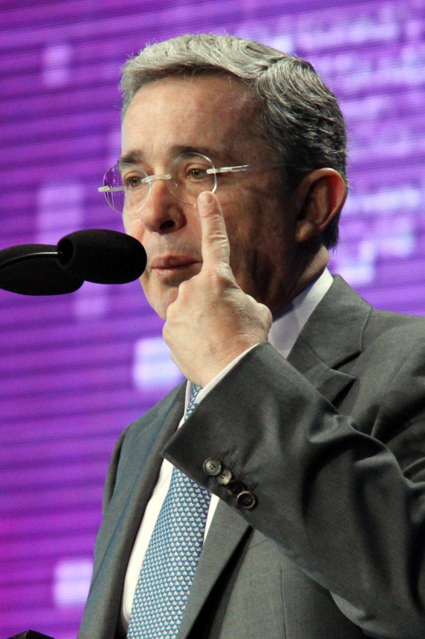 El ex presidente de Colombia Álvaro Uribe arrestado, su abogado con prisión domiciliaria