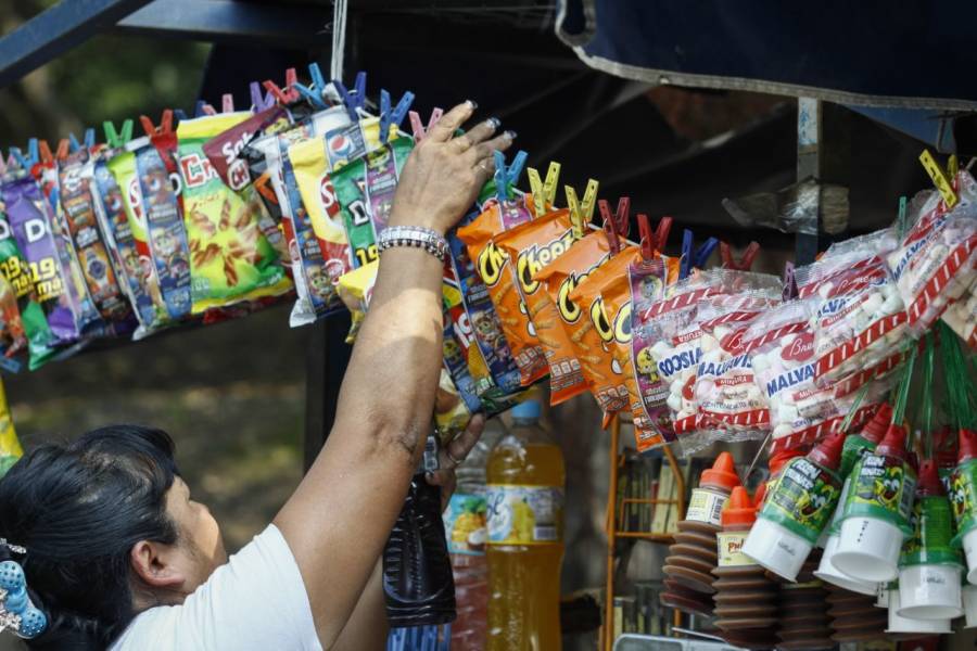 Prohíbe Oaxaca venta de comida chatarra y refrescos a niños