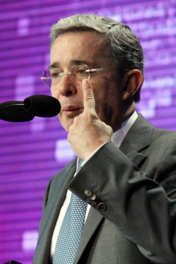 El ex presidente de Colombia &Aacute;lvaro Uribe arrestado, su abogado con prisi&oacute;n domiciliaria
