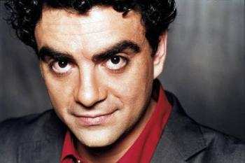 El tenor mexicano Rolando Villaz&oacute;n ofreci&oacute; charla virtual a j&oacute;venes becarios