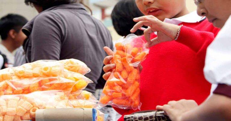 Gobierno de CDMX analiza prohibir venta de comida “chatarra” a menores de edad