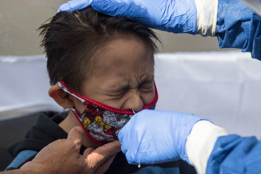 “Ahora tienes Coronavirus” Sujeto le escupe a un niño