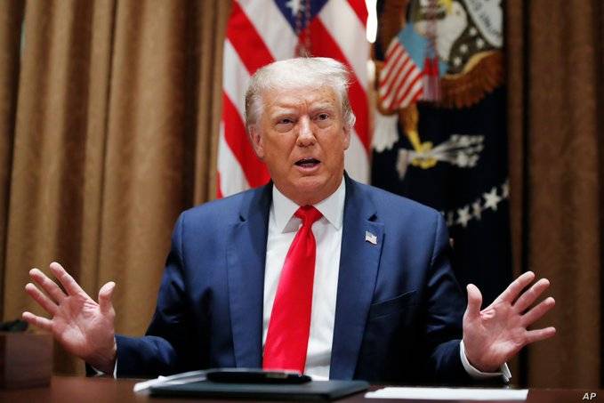 Firma Trump órdenes ejecutivas para extender apoyos por desempleo ante Covid-19