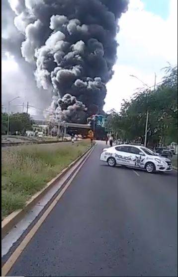 Choque entre pipa y tren provoca incendio en Nuevo León; deja dos lesionados