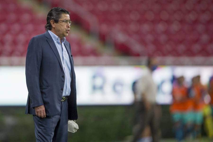 Chivas despide a Luis Fernando Tena
