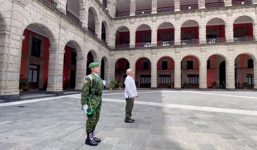 Desde Palacio Nacional, AMLO rinde homenaje a fallecidos por Covid-19