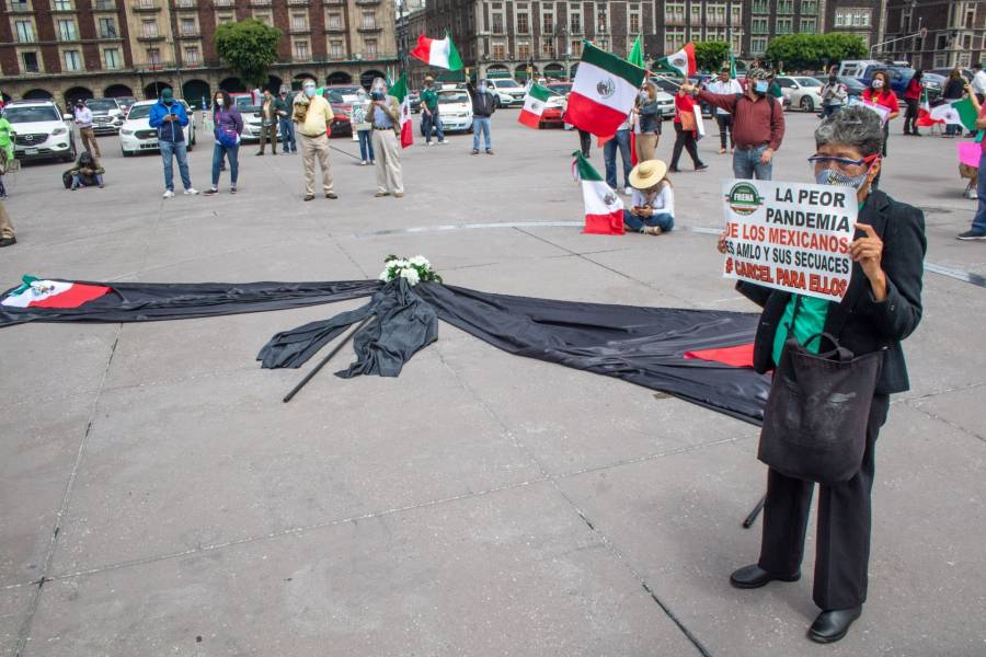 Zócalo: Opositores colocan moño negro por los más de 50 mil decesos por Covid-19