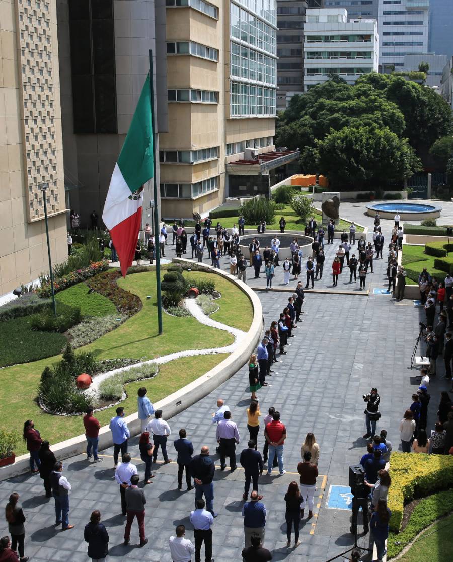 Ofrecen un minuto de silencio por los héroes de la pandemia