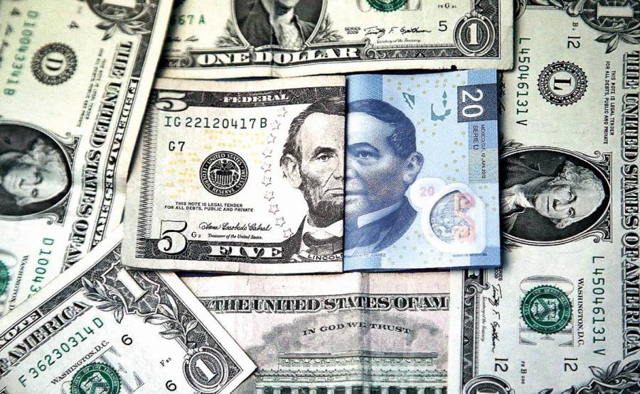 Peso inicia la semana con leve caída; cotiza en 22.37 por dólar