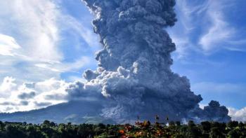 Video: Erupci&oacute;n de monte Sinabung lanza ceniza de m&aacute;s de 4 km