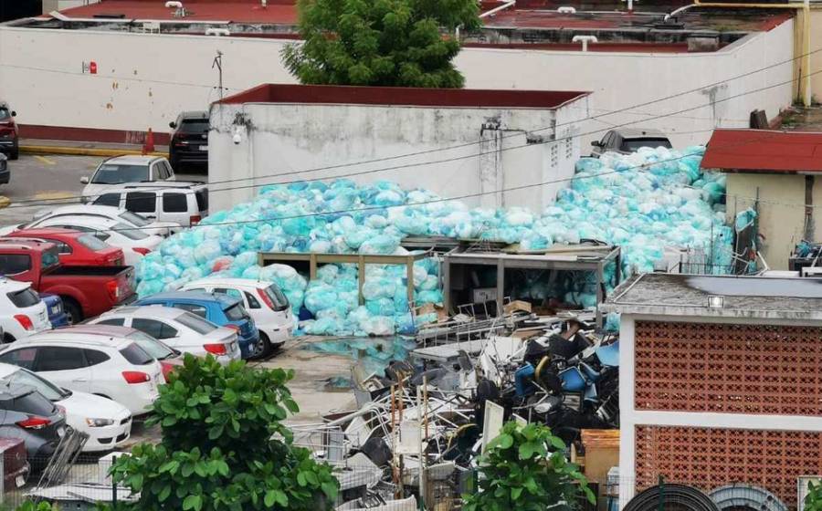 Bolsas de desechos se acumulan en Centro Médico del IMSS en Veracruz