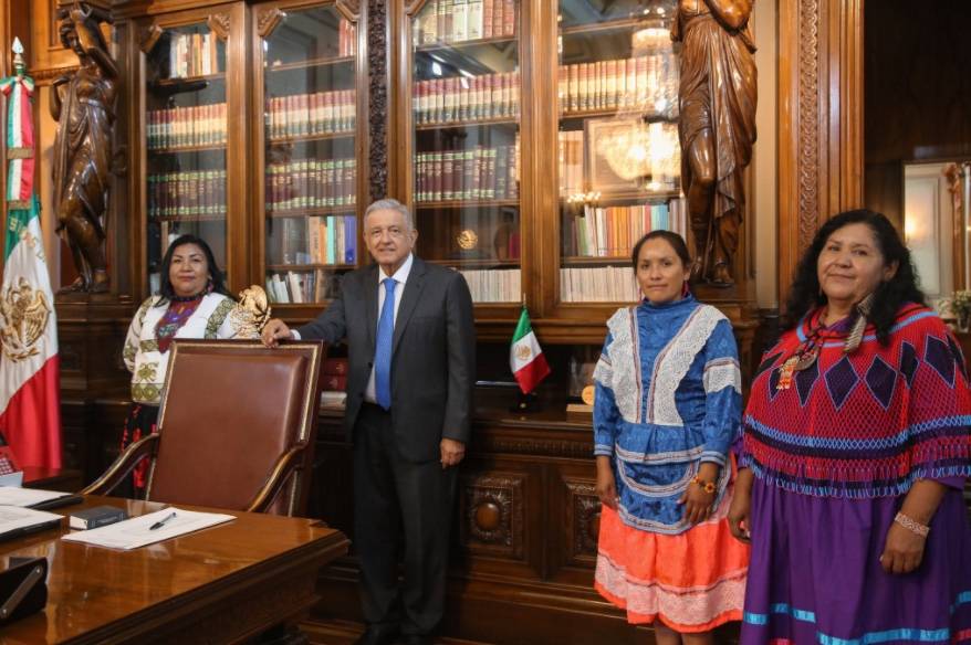 AMLO se reúne con candidatas indígenas al Conapred