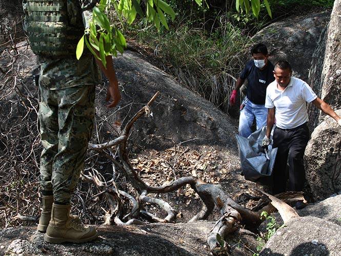 Fosa clandestina es hallada con 22 cuerpos en Colima