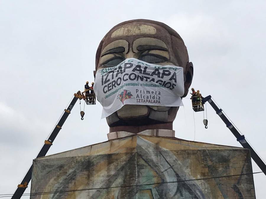 Colocan cubrebocas a Cabeza de Juárez en Iztapalapa