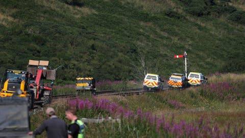Tres muertos por descarrilamiento de tren en Escocia
