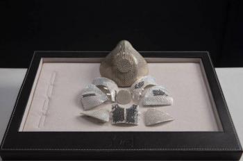 Dise&ntilde;an cubrebocas de oro blanco y 3,600 diamantes