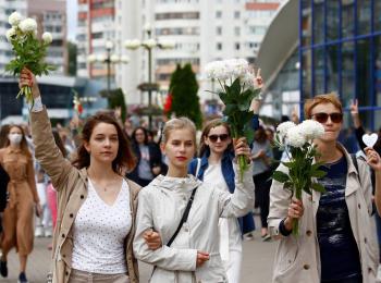 Miles protestan con flores en Bielorrusia, mientras la UE considera sanciones