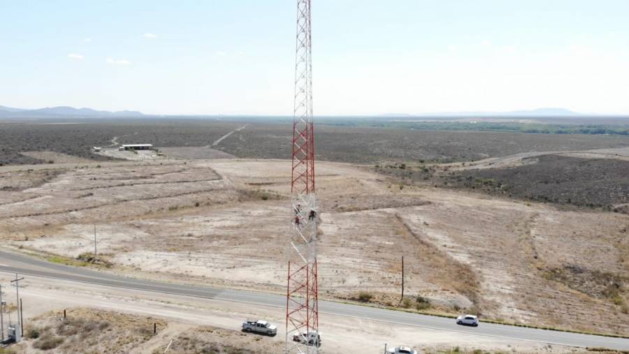 Inician instalación de equipos de microondas en torre de Valle de Allende, Chihuahua