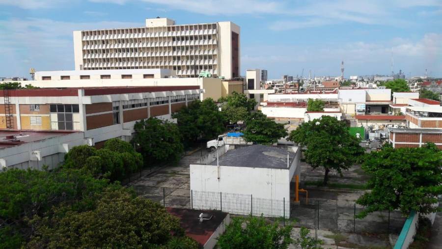 Tras llamado de atención retiran basura acumulada en el hospital de Veracruz