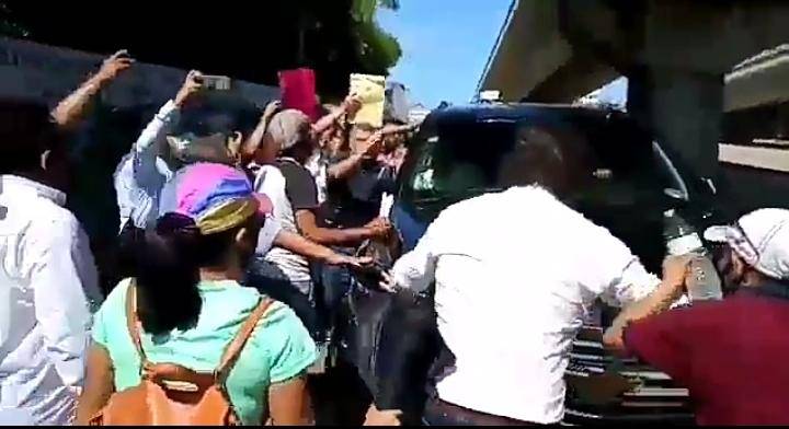 Video: Acapulqueños exigen a AMLO la renuncia de la alcaldesa