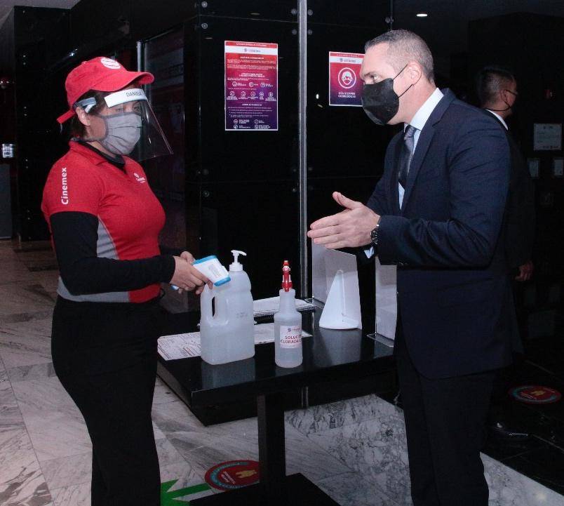 Adrián Rubalcava recorre Cinemex Santa Fe tras reapertura en nueva normalidad