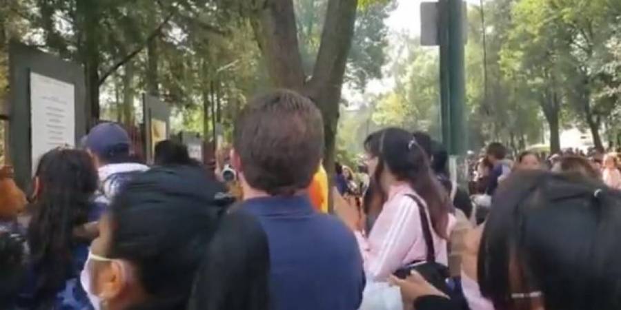 Aglomeraci&oacute;n de aspirantes y padres de familia contin&uacute;an en examen Comipems
