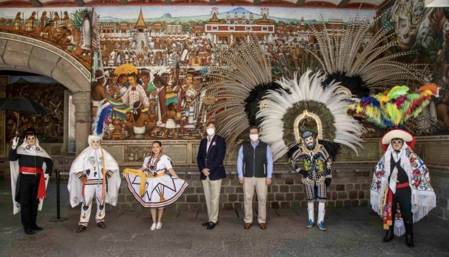 Christopher Landau impresionado por los escamoles típicos de Tlaxcala