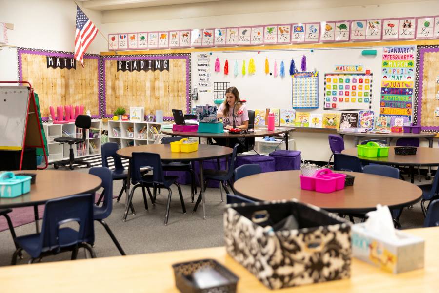COVID-19 obliga a escuelas de EU a cerrar después de apertura