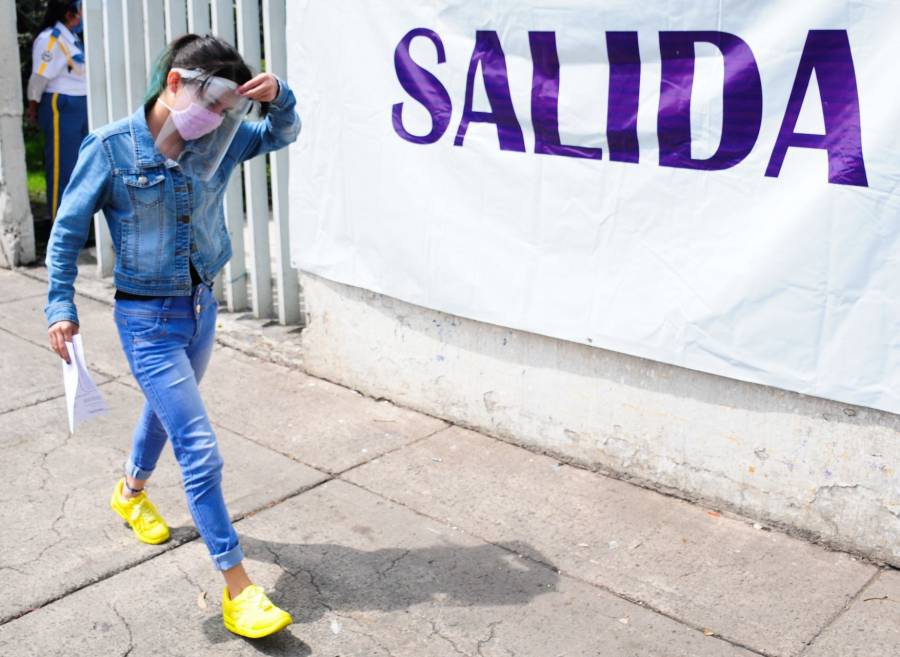 Por Covid-19 UNAM pide a aspirantes a la Universidad acudir al examen sin acompañantes