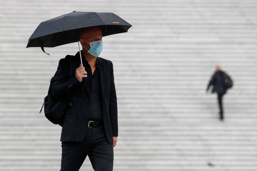 Francia hará obligatorias las mascarillas en lugares de trabajo en septiembre