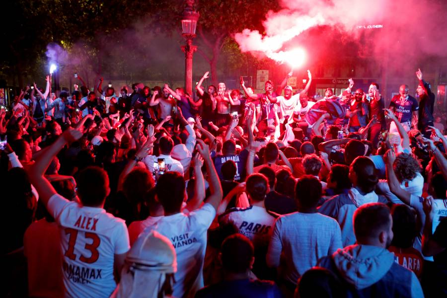 París festeja clasificación del PSG a la final de la Champions
