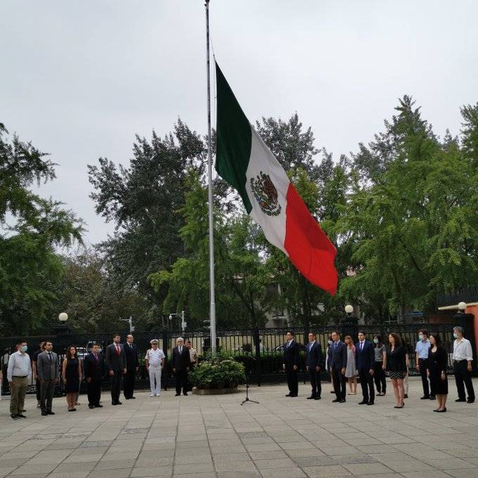 Video: En China rinden homenaje a mexicanos víctimas del Covid-19