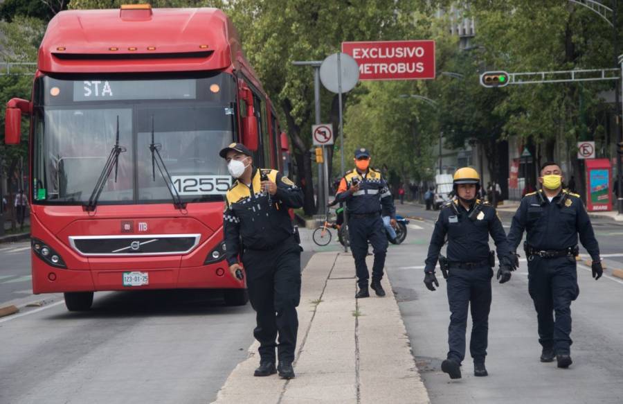 Policías y bomberos protestan por falta de pago