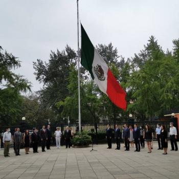 Video: En China rinden homenaje a mexicanos v&iacute;ctimas del Covid-19