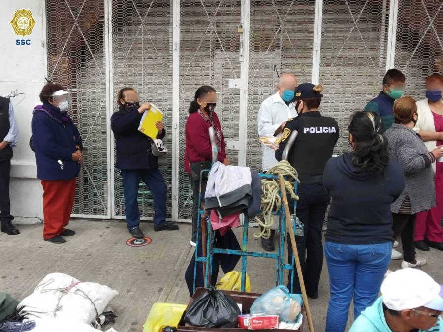 Personal de la SSC entregó despensas, chamarras y sillas de ruedas a vecinos de la colonia Morelos