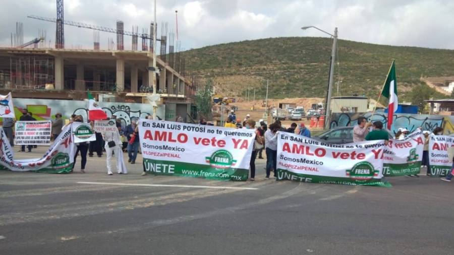 Manifestaciones en San Luis Potosí durante reunión de la Conago