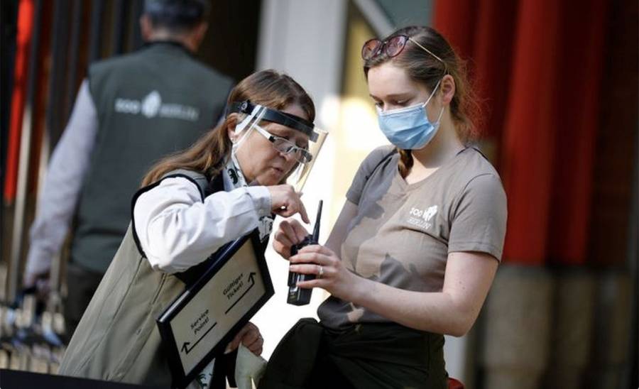 Impone Francia uso de  cubrebocas en oficinas