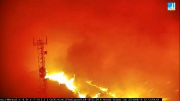California evac&uacute;a a miles de personas por incendios