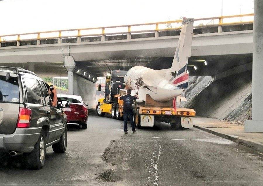 Video: Avión remolcado queda atorado en bajopuente de Viaducto Tlalpan