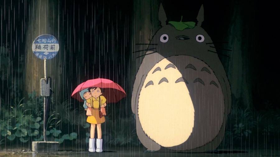 ¡Igual a la pel&iacute;cula! Abuelos crean escultura de Totoro en parada de autob&uacute;s [Galer&iacute;a]