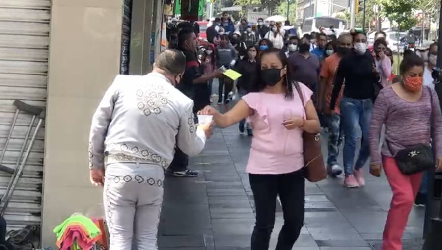 MARIACHIS EN LAS CALLES EN BUSCA DE SUSTENTO